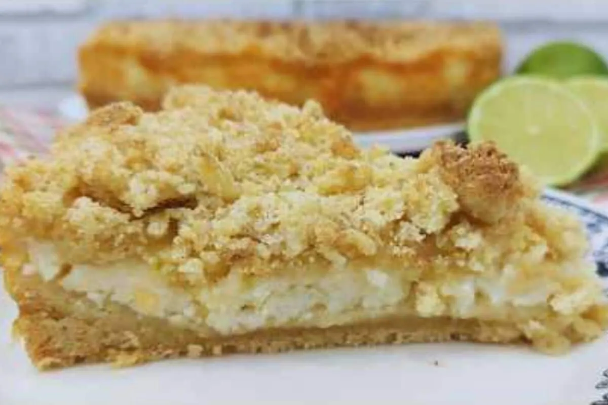 Torta cremosa de limão com uma farofa crocante incrível, a sobremesa ideal para o fim de semana