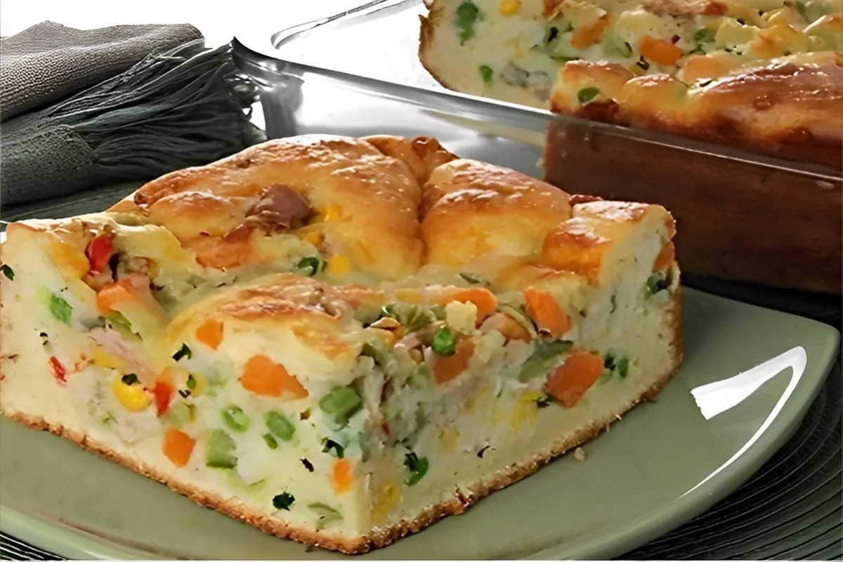 Torta de atum com legumes feita no liquidificador é só bater e levar para assar