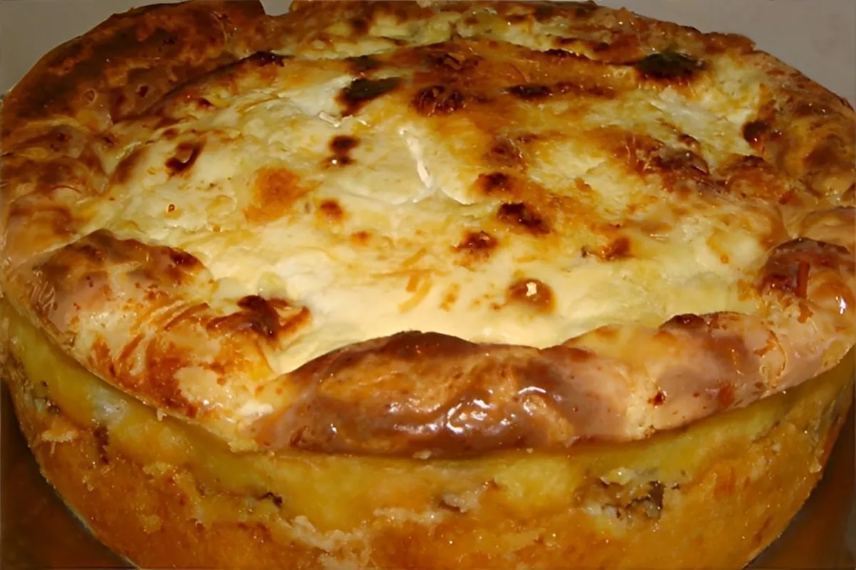 Torta de atum simples de liquidificador é só bater os ingredientes rechear e levar ao forno