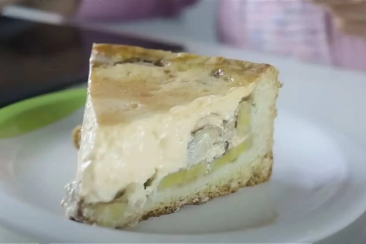 Torta de banana com creme rápida e econômica perfeita para servir depois do almoço