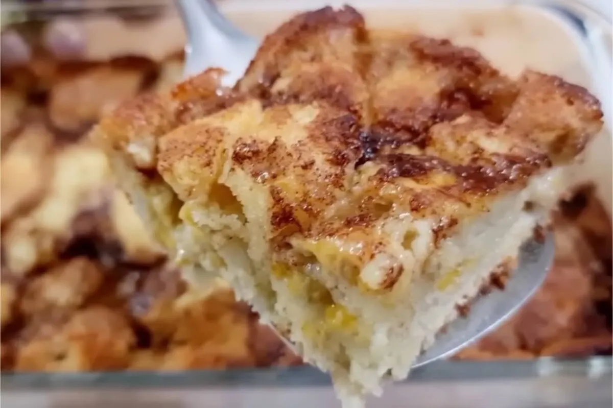 Torta de banana com nata e canela é uma ótima dica para a hora do café