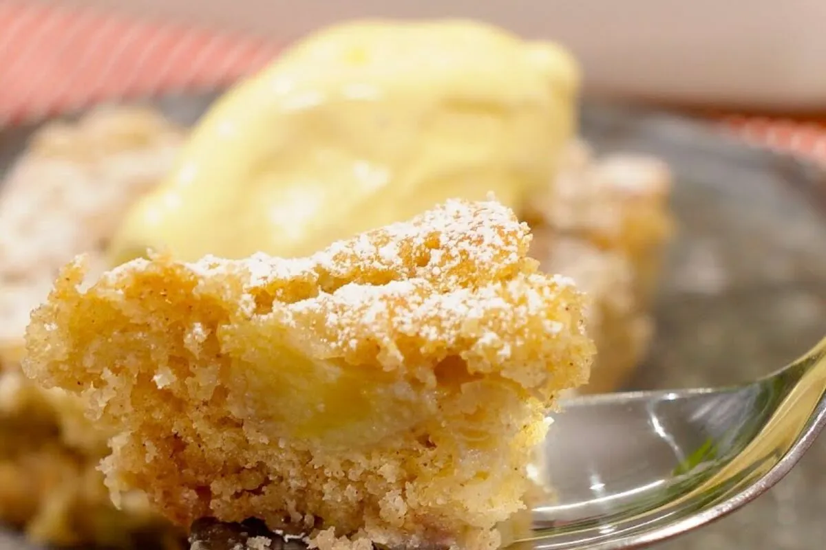 Torta de banana cremosa a mais fácil de fazer que você já viu