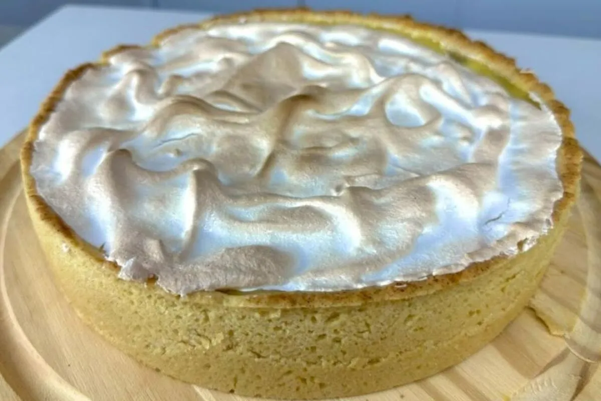 Torta de banana cremosa com suspiro que é impossível comer apenas um pedaço de tão boa