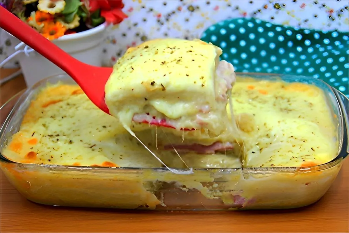 Torta de batata cremosa com recheio de presunto e queijo uma refeição deliciosa e fácil de preparar