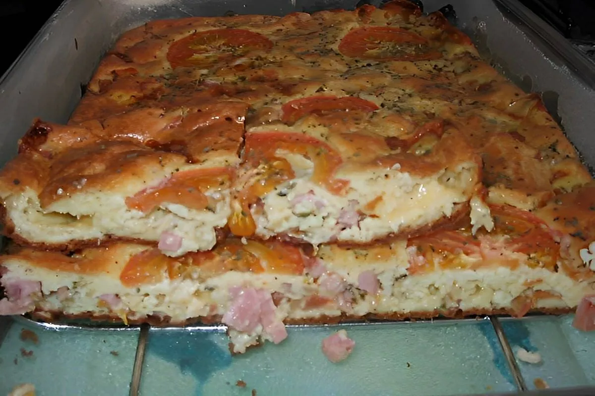 Torta de bauru na assadeira com recheio de presunto queijo cebola e tomate uma delícia