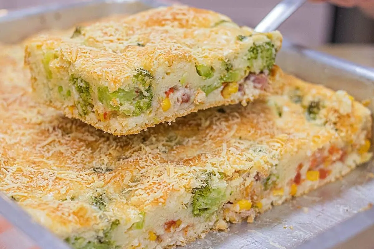 Torta de brócolis com bacon feita no liquidificador, prática e muito saborosa