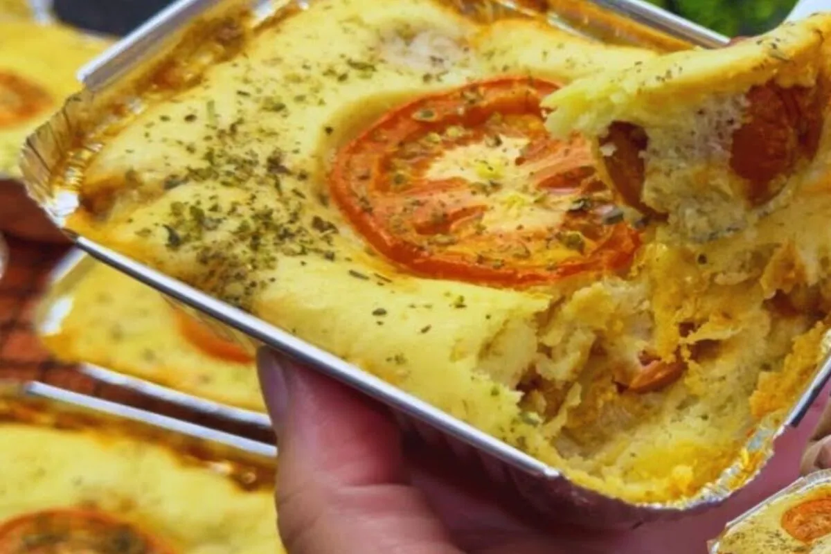 Torta de cachorro quente assada e recheada, ótima para vender ou servir em festas