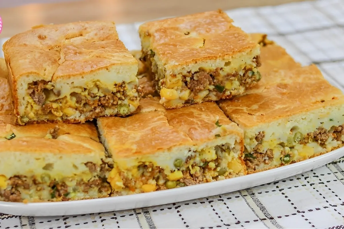 Torta de carne moída feita no liquidificador com recheio bem temperadinho e delicioso