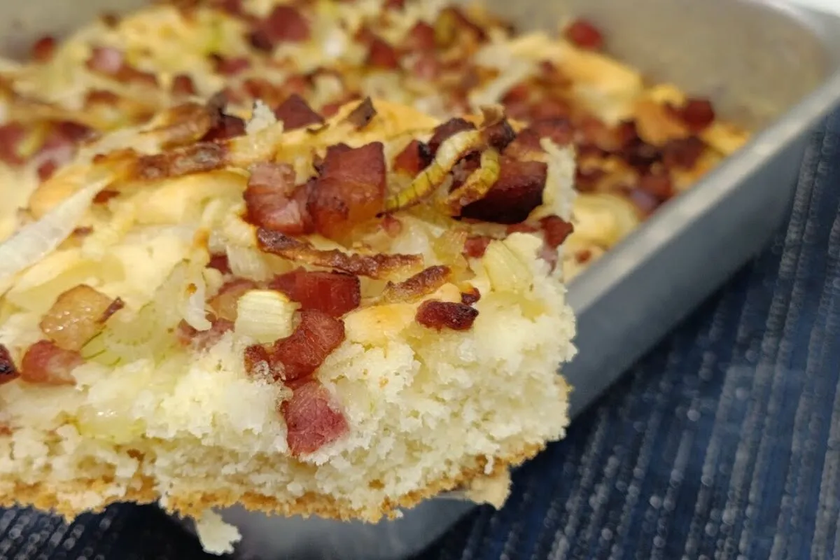 Torta de cebola com bacon super saborosa para o lanche ou jantar