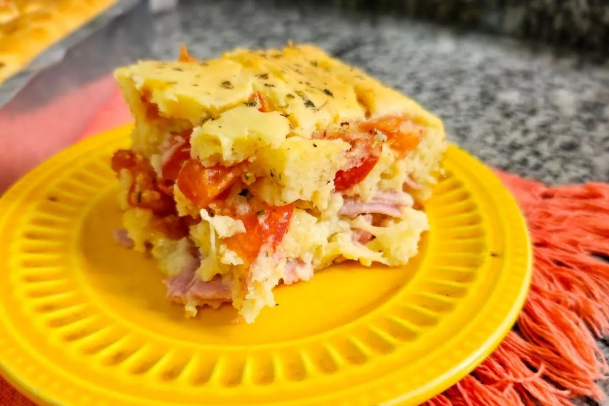 Torta de cebola com presunto e queijo, fofinha e perfeita para o lanche