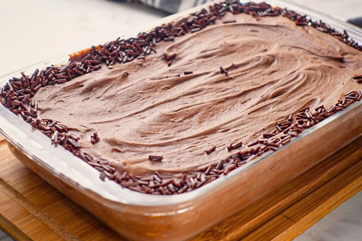 Torta de chocolate aerada: a sobremesa cremosa e deliciosa de chocolate na travessa para o Ano Novo