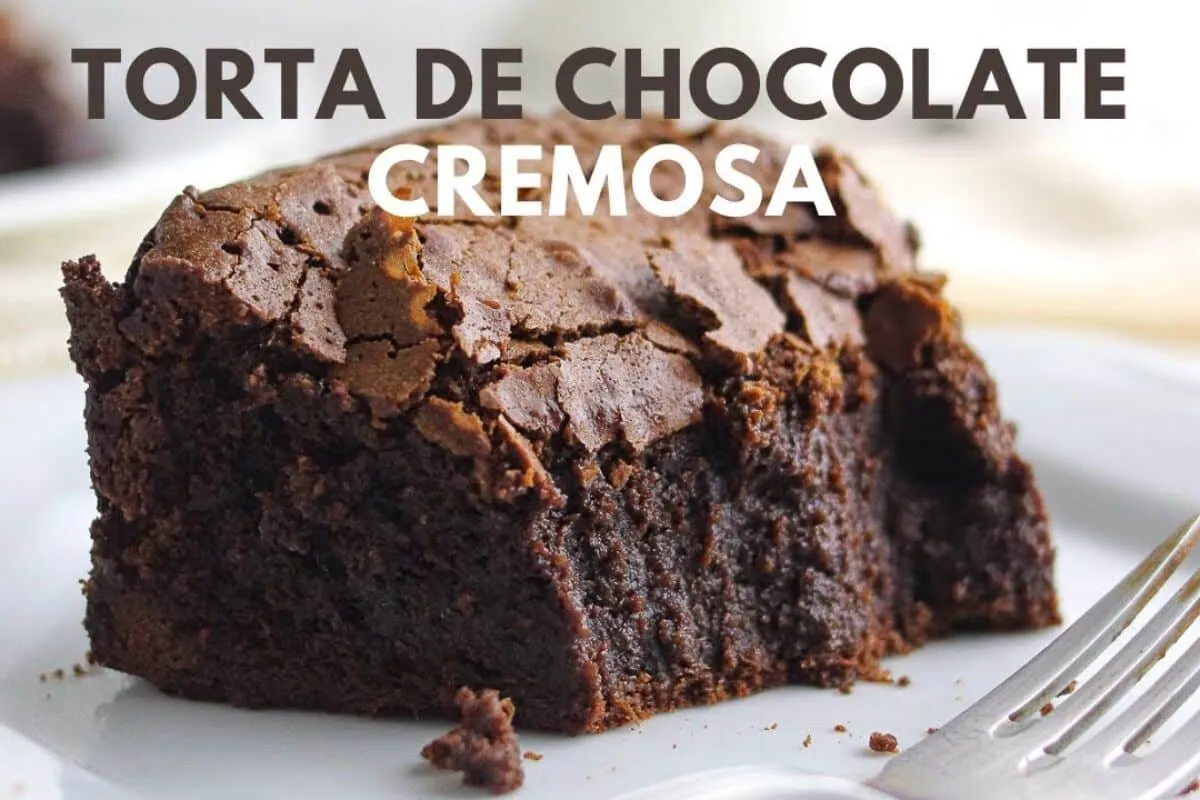 Torta de chocolate cremosa e deliciosa, daquelas de comer até o último pedaço e ainda pedir mais