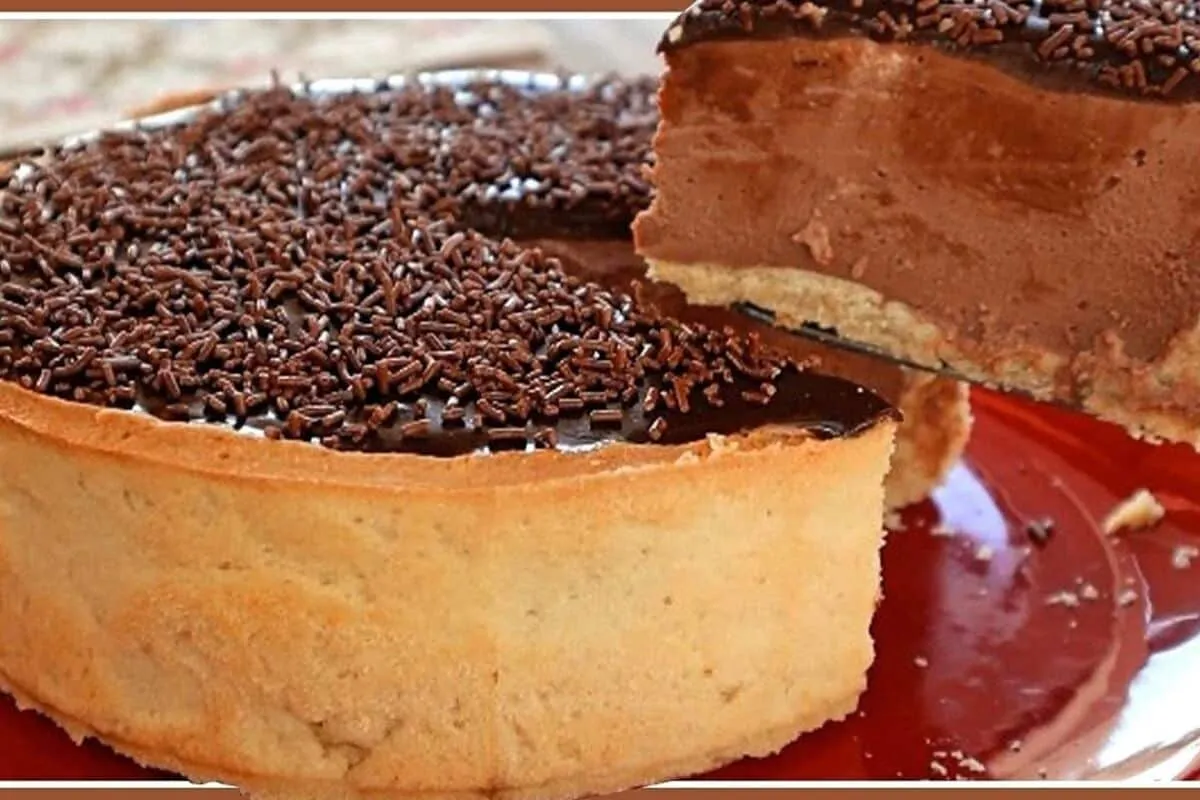 Torta de chocolate cremosa feita com poucos ingredientes fácil de preparar e irresistível