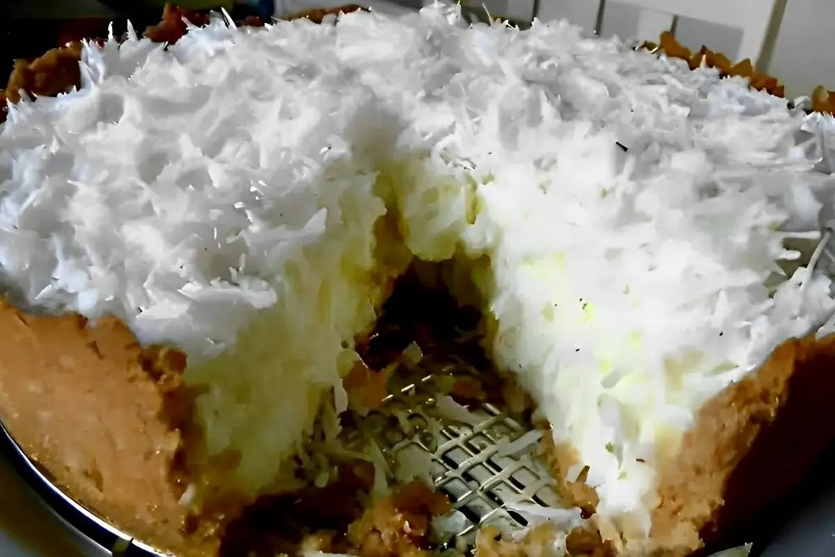 Torta de coco cremosa e molhadinha vai combinar perfeitamente com sua ceia de natal