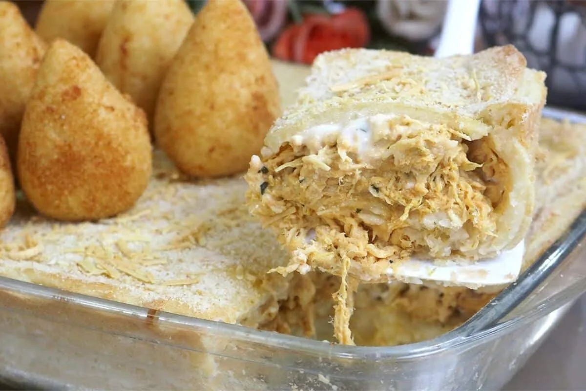 Torta de coxinha deliciosa com recheio cremoso que vai fazer sucesso no seu lanche