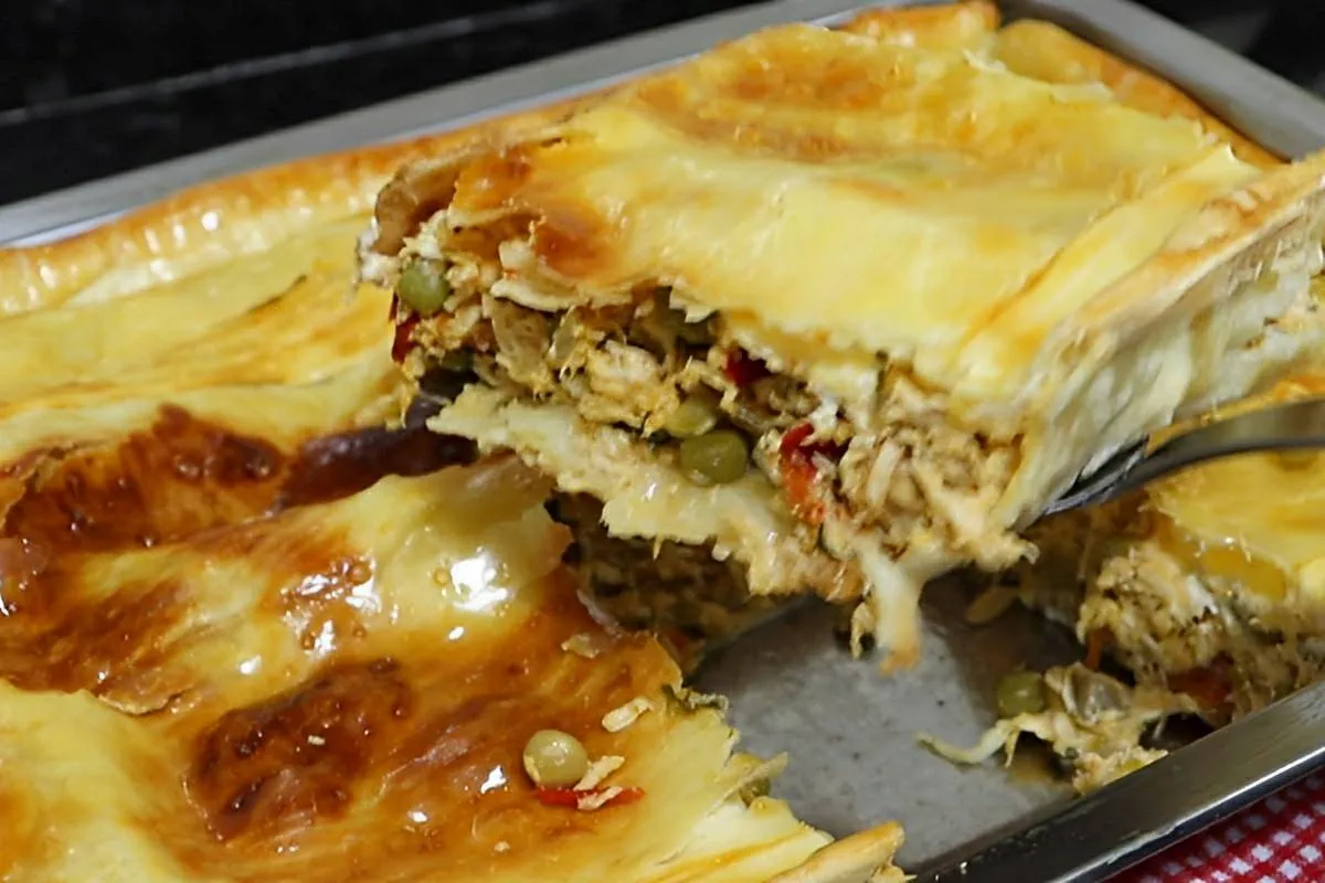 Torta de frango com massa de pastel uma delícia muito prática de fazer