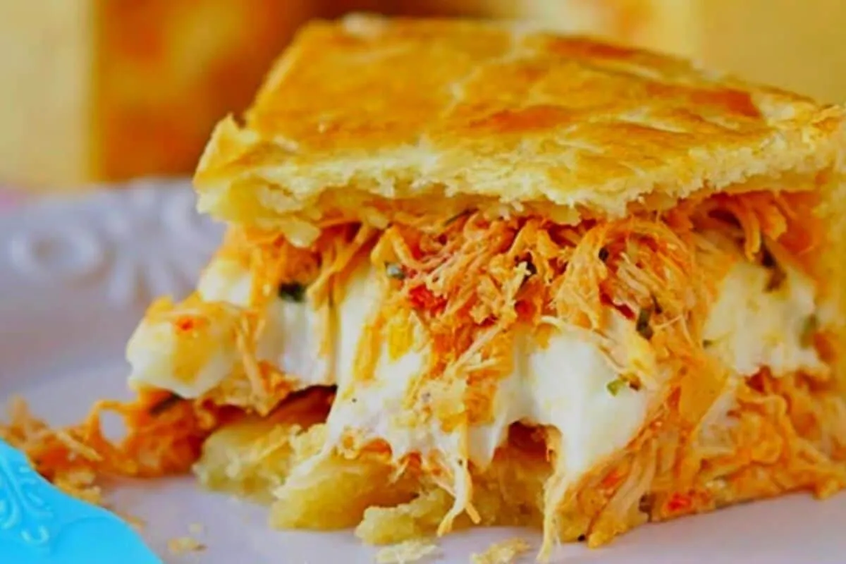 Torta de frango com massa fofinha e recheio bem cremoso, para você fazer para a família e arrasar