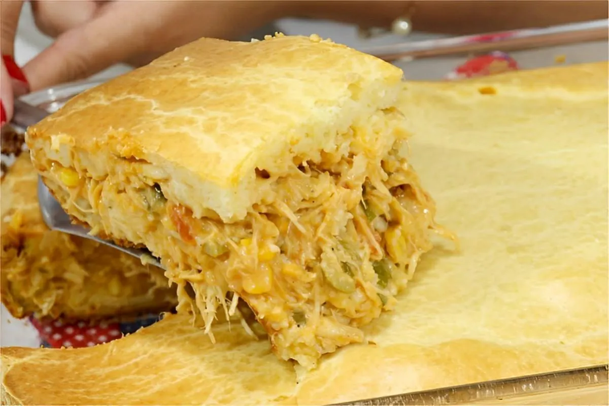 Torta de frango com massa que derrete na boca bem recheada e cremosa uma delícia