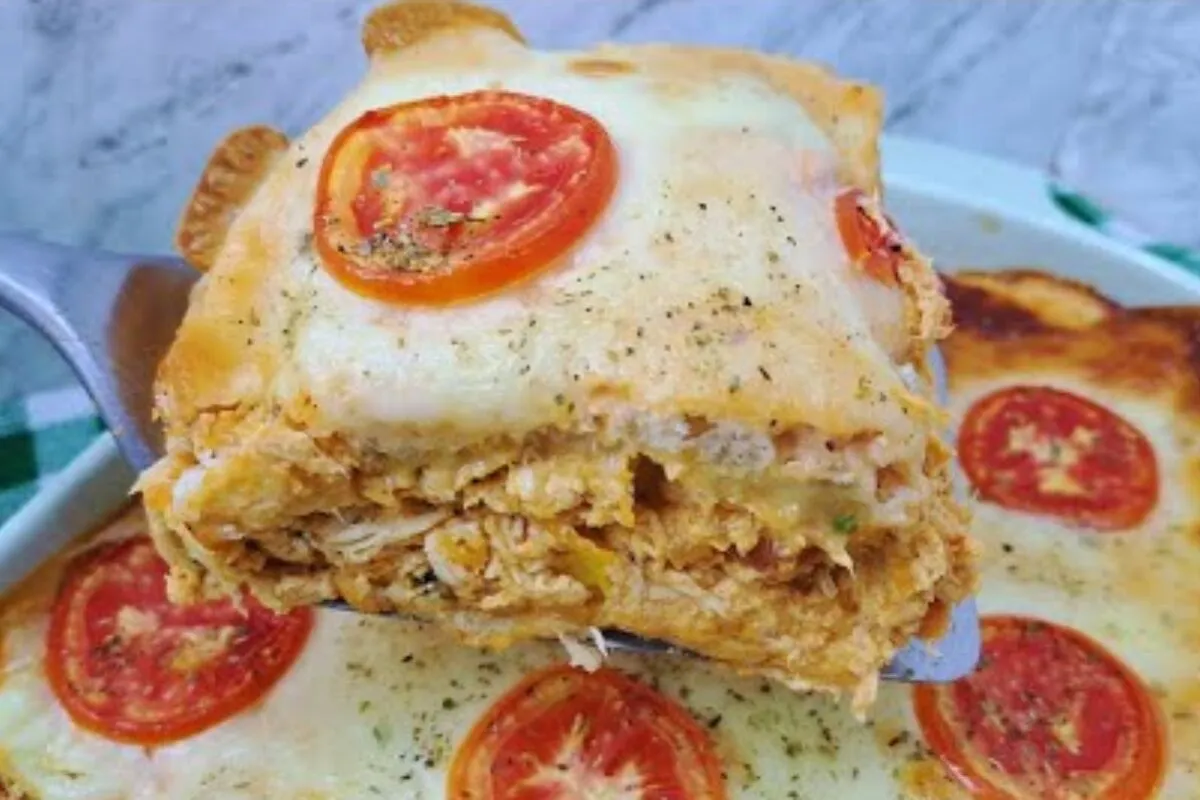 Torta de frango com pão de forma super cremosa e prática para um lanche rápido que todos vão adorar
