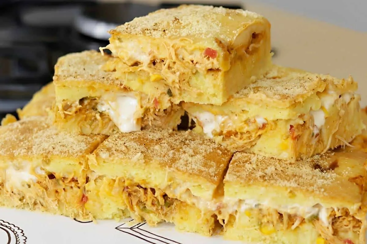 Torta de frango de liquidificador com massa deliciosa e um recheio maravilhoso