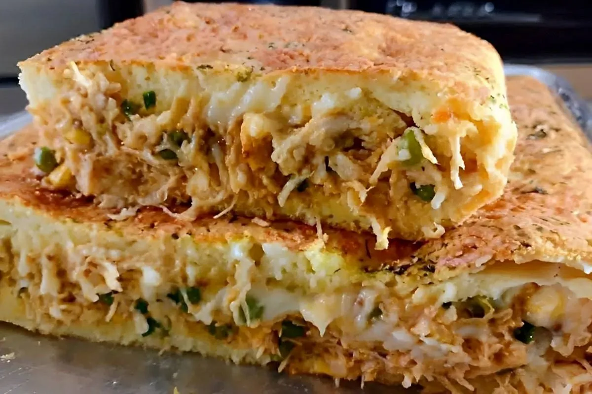 Torta de frango de liquidificador fácil de fazer e perfeita para servir no lanche ou jantar