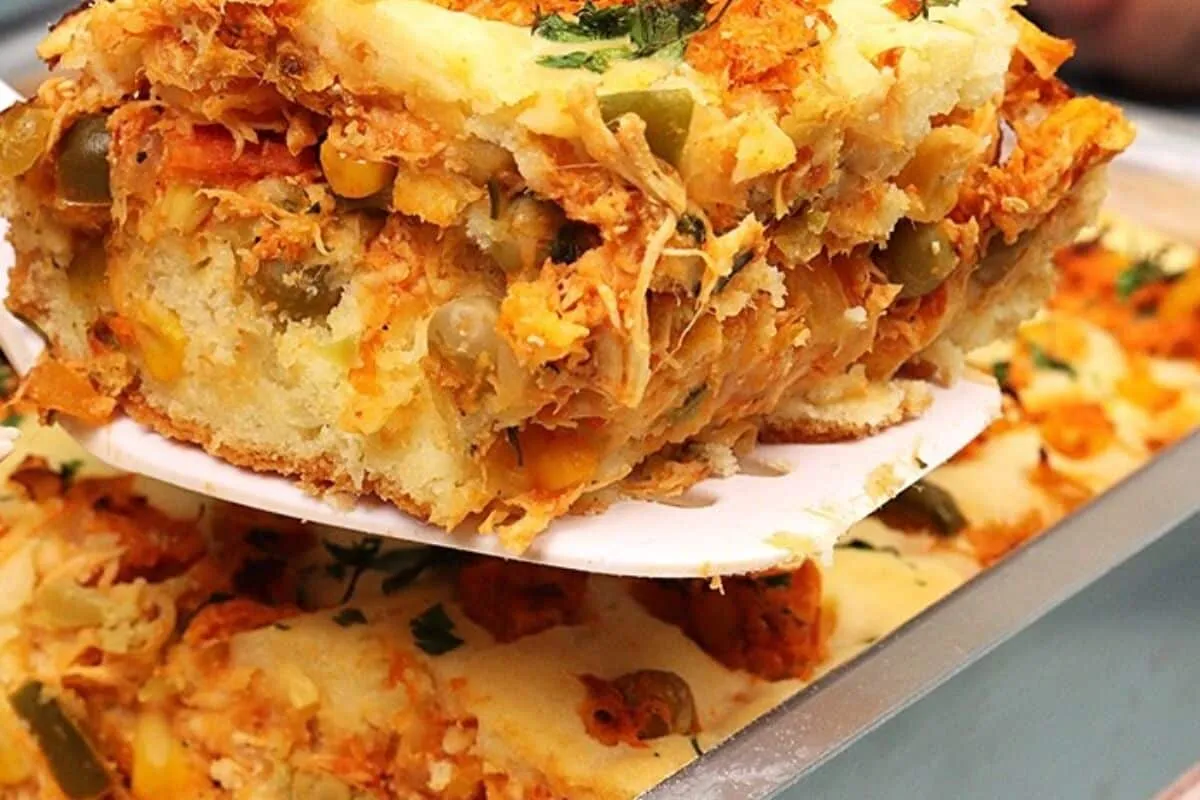 Torta de frango: lanche tão fácil que é só bater na mão mesmo, massa leve e deliciosa