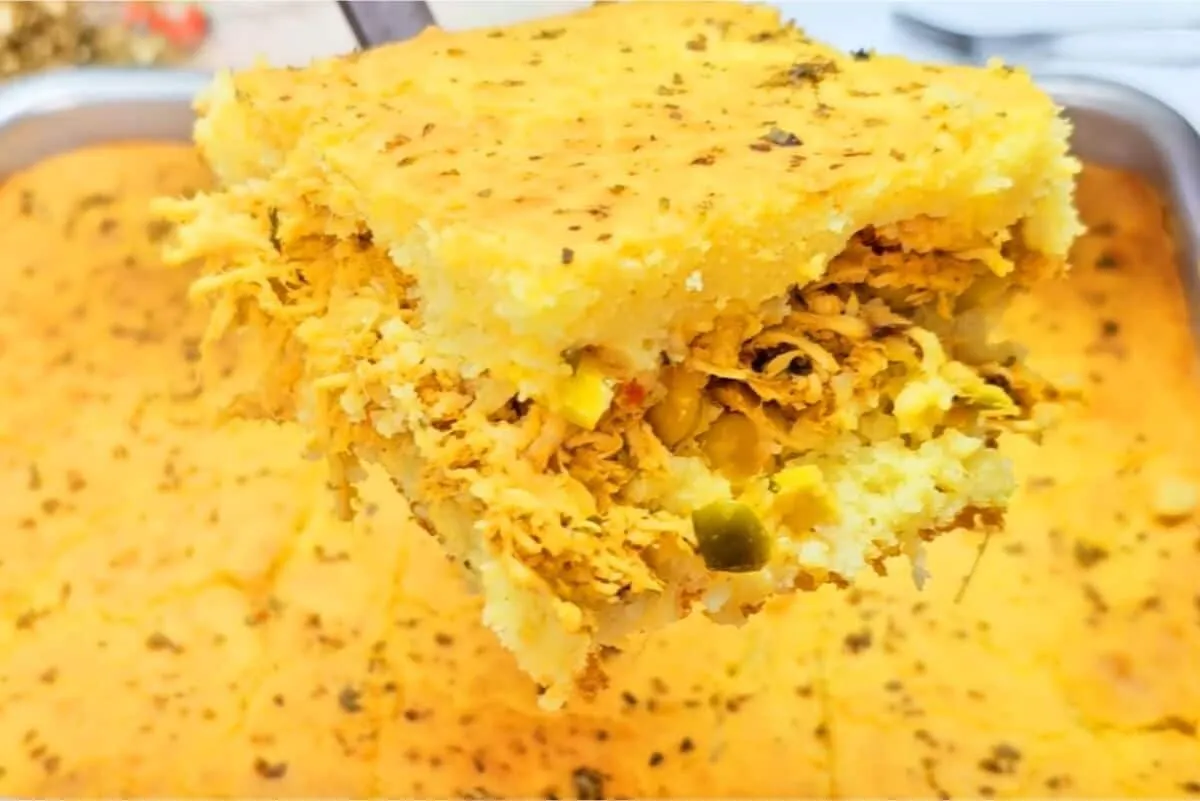 Torta de frango sem trigo, prática, recheada e boa pra qualquer refeição do dia