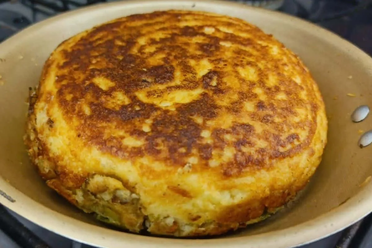 Torta de frigideira sem trigo misturando arroz, sardinha e ovo para um lanche ou jantar rápido