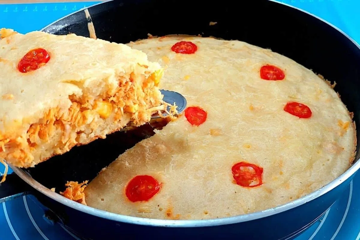 Torta de frigideira simples e rápida feita com ingredientes que você já tem em casa