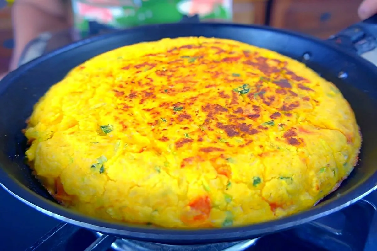 Torta de fubá na frigideira muito fácil basta misturar os ingredientes e levar ao fogo