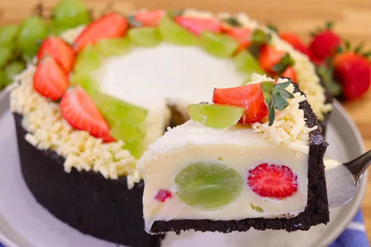 Torta de leite ninho com morango e uva: sobremesa linda para impressionar suas visitas