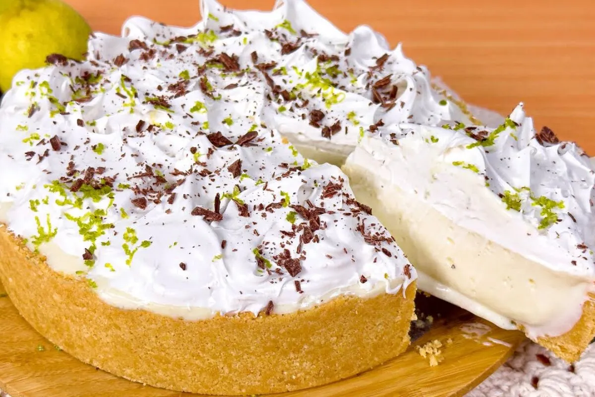 Torta de limão feita sem leite condensado com sabor equilibrado e massa crocante incrível