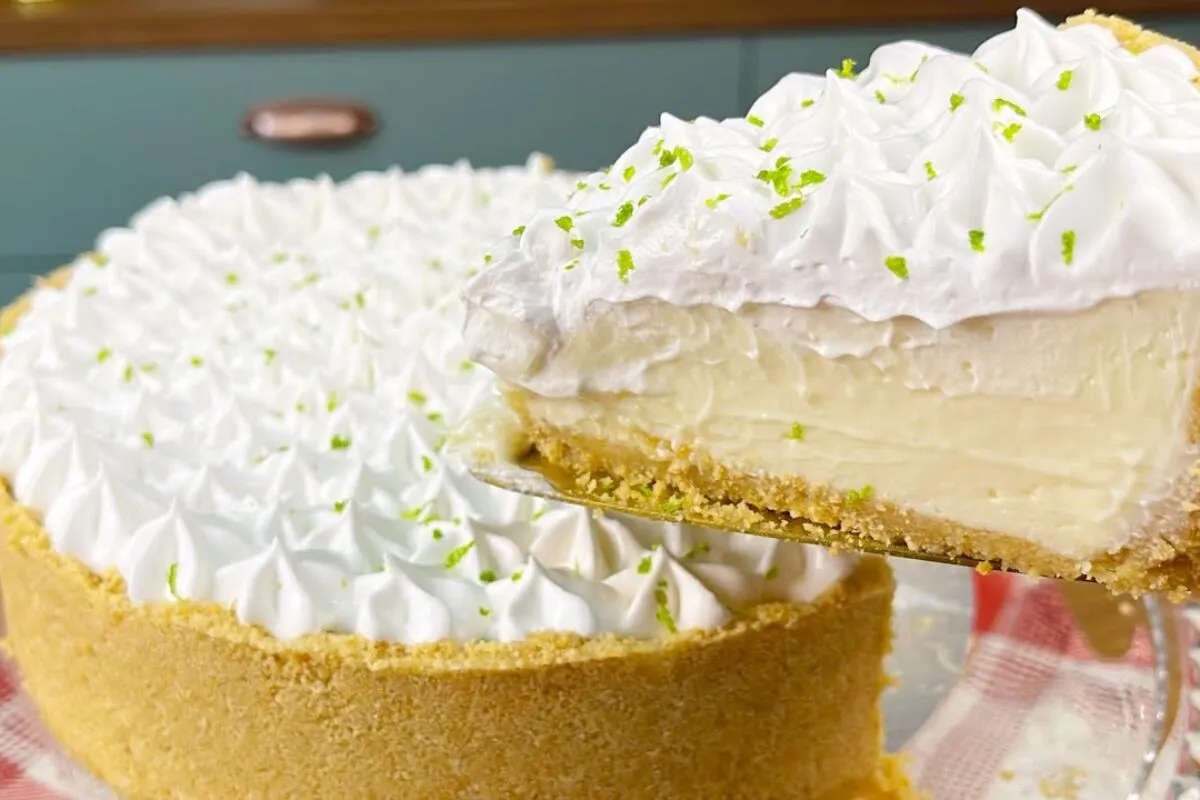 Torta de limão super refrescante e cremosa, que fica pronta rapidinho e traz um belo visual