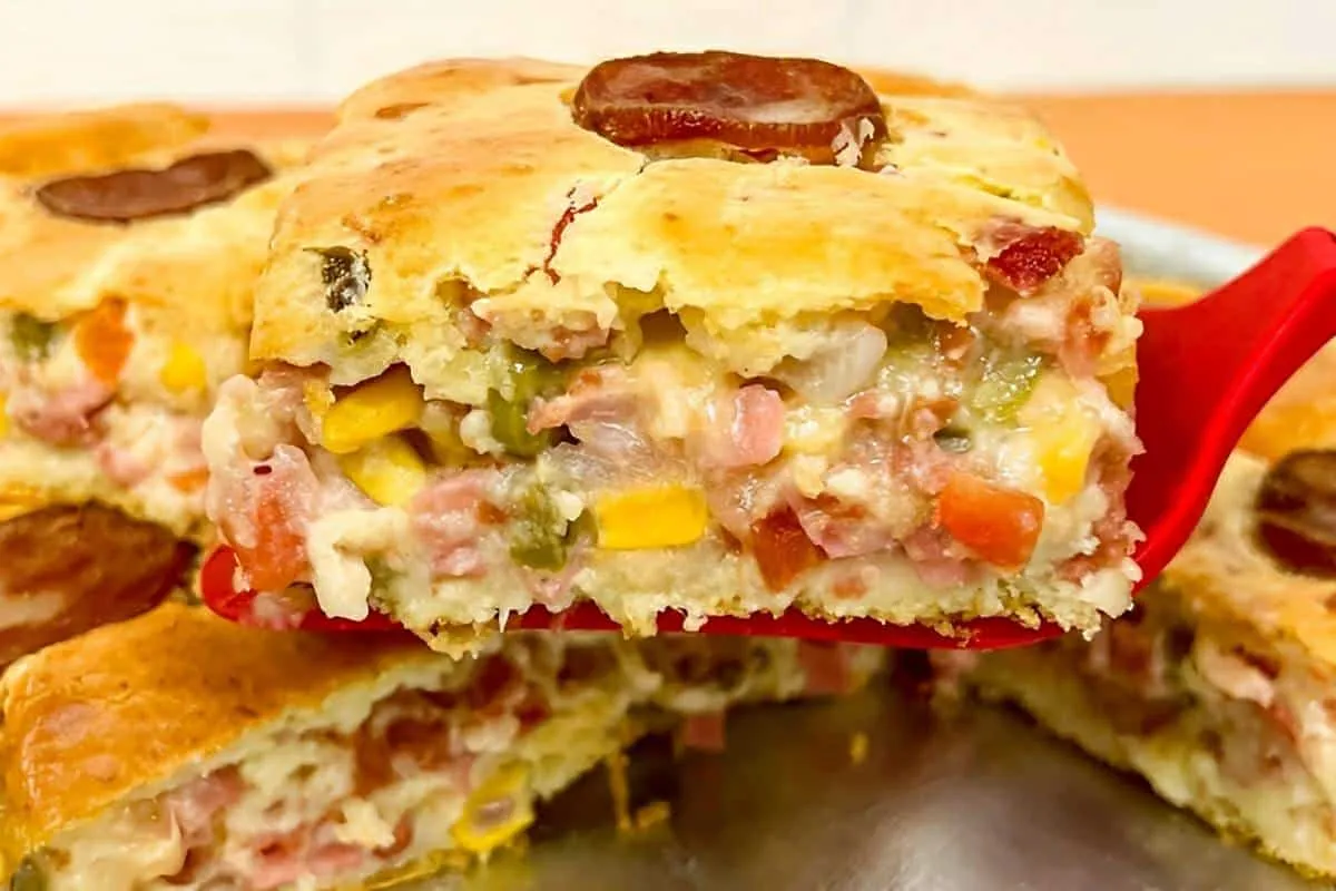 Torta de liquidificador fácil e deliciosa feita com massa fofinha e bastante recheio perfeita para o lanche