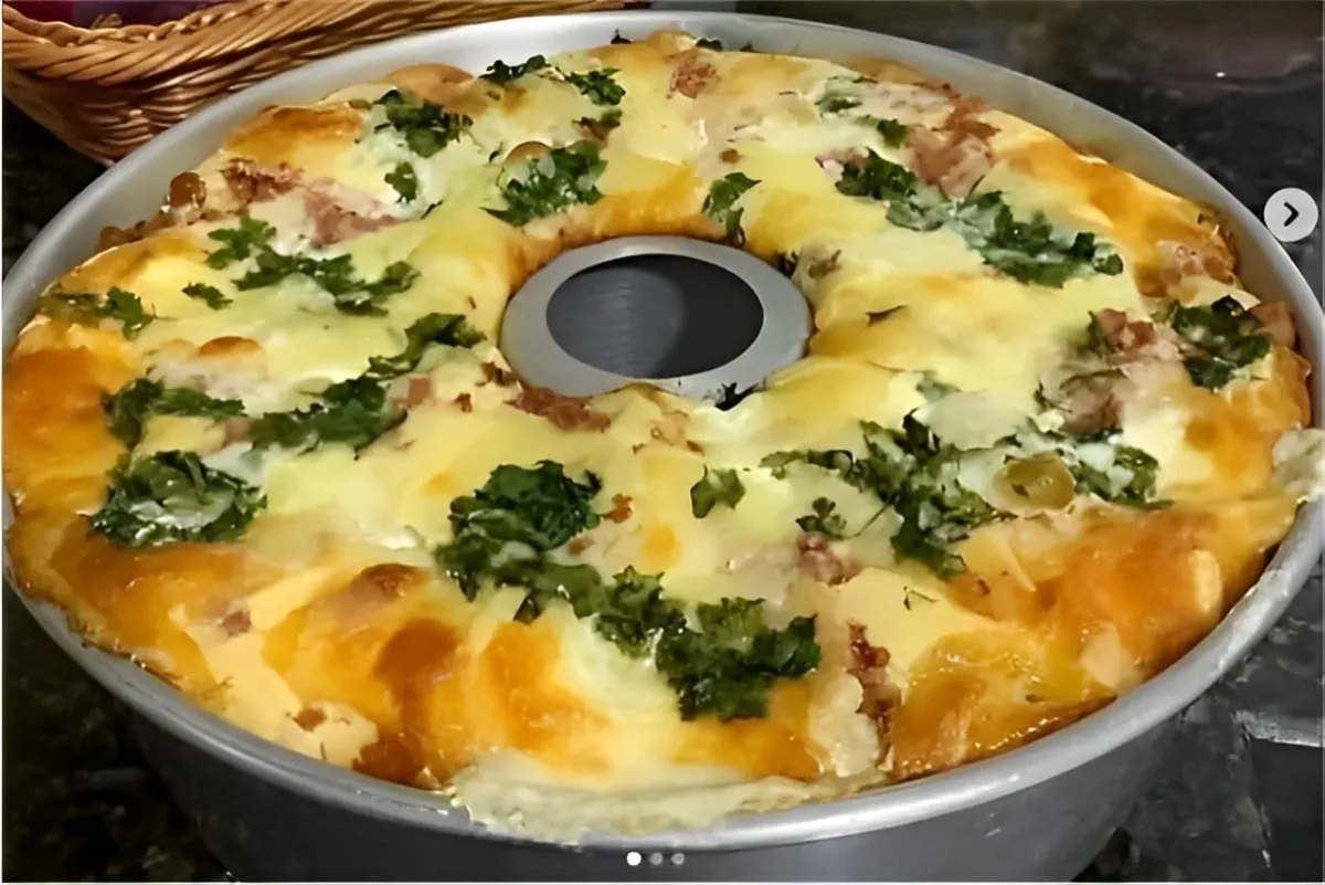 Torta de liquidificador na forma com recheio fácil e delicioso para toda família