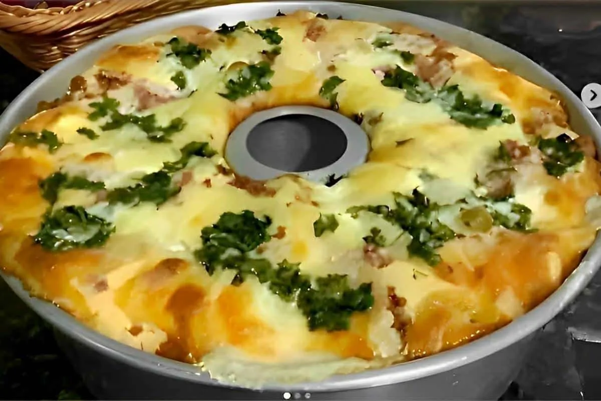 Torta de liquidificador recheada muito fácil é só bater os ingredientes e levar ao forno