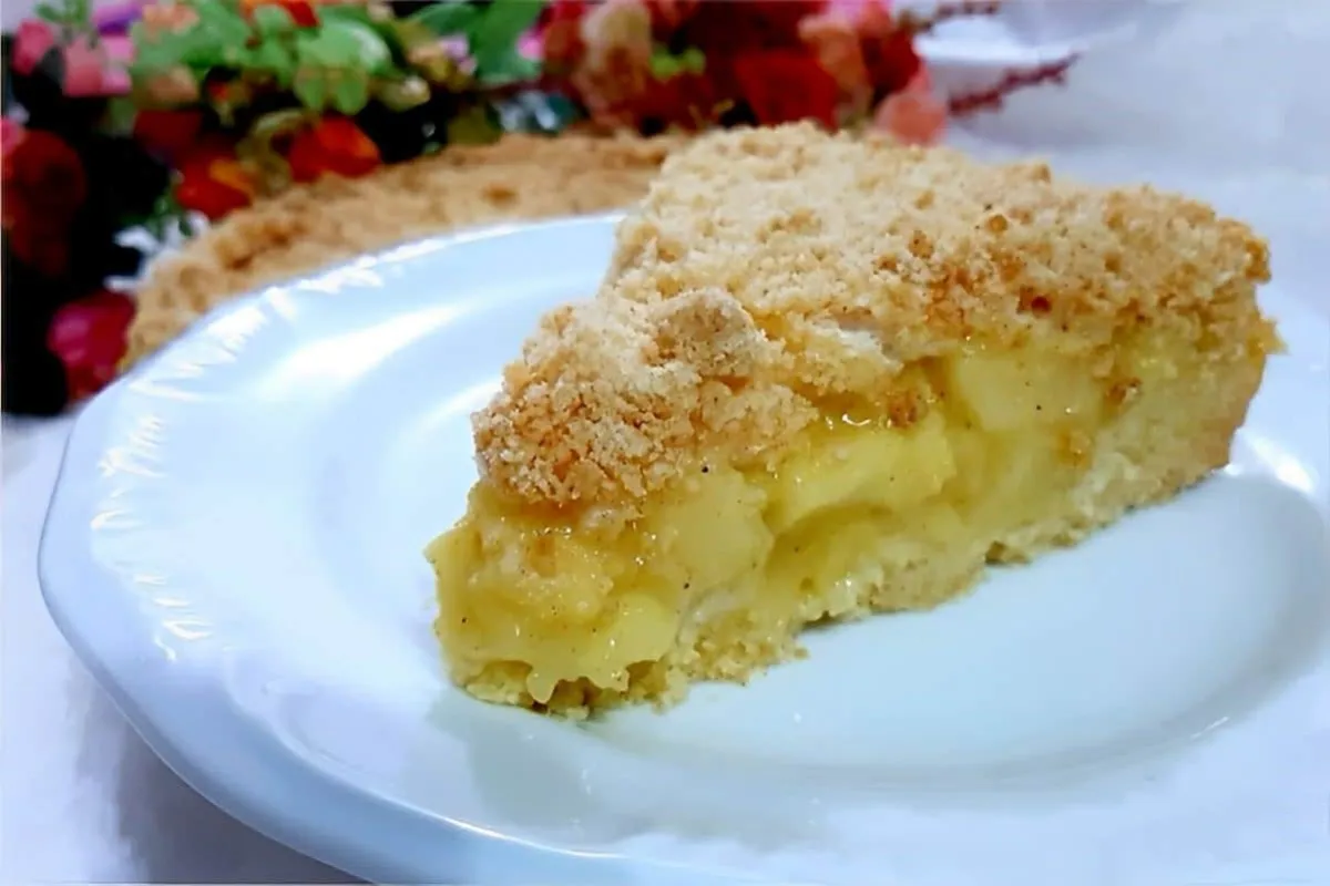 Torta de maçã cremosa e molhadinha que é a cara do seu natal em casa