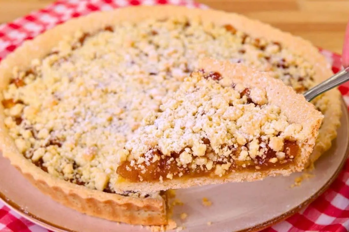 Torta de maçã quentinha e fácil, ideal para servir com sorvete no final de semana