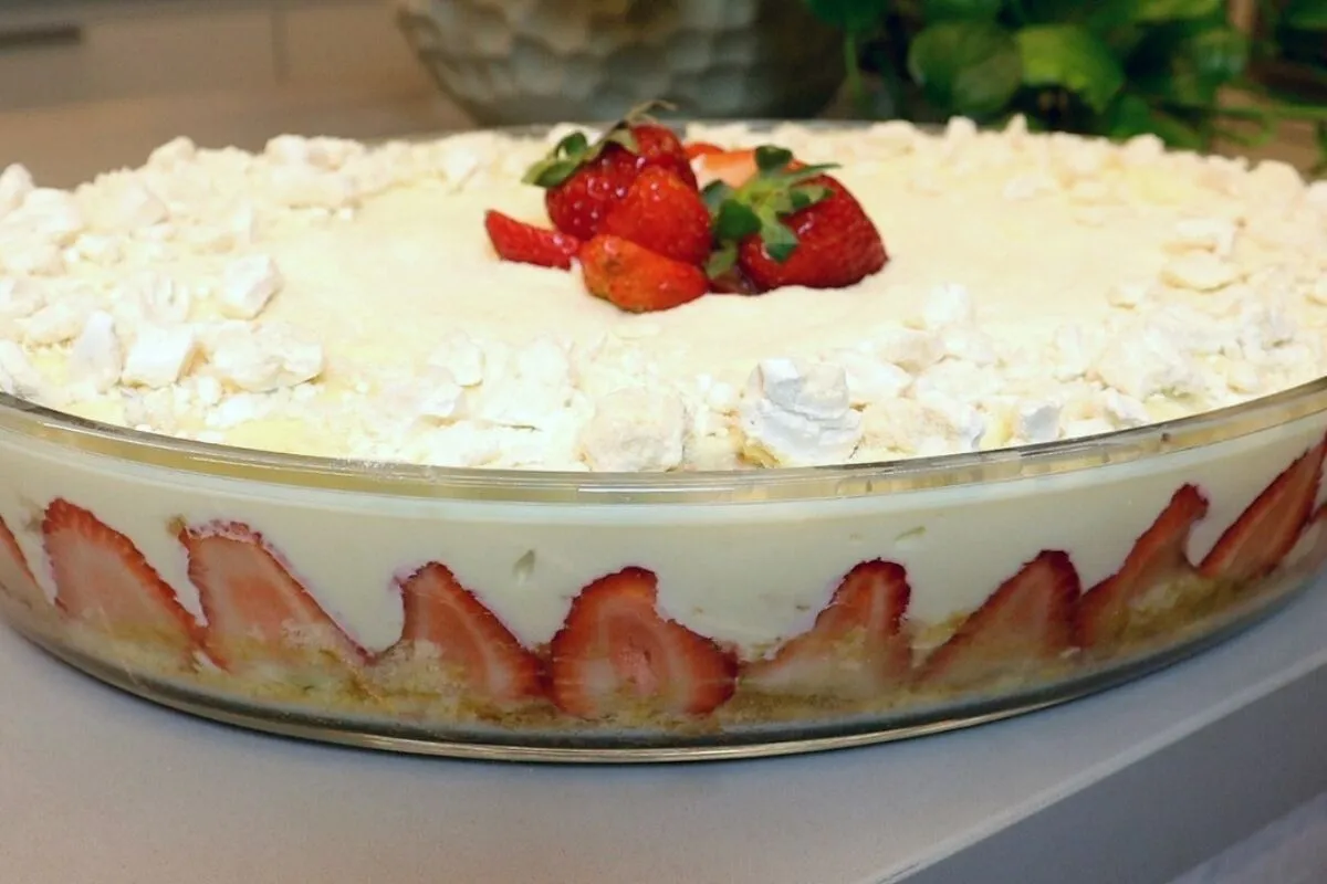Torta de morango com Ninho na travessa: a sobremesa fácil de fazer que todo mundo ama
