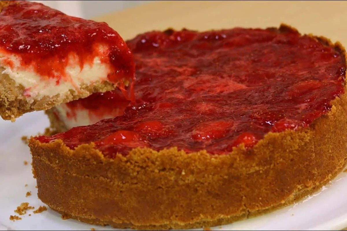 Torta de morango econômica e com sabor leve para ser a sobremesa de destaque no fim de ano