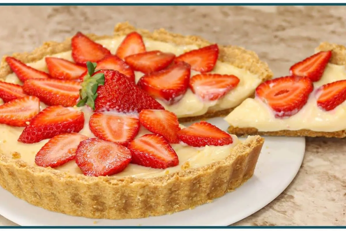 Torta de morango, uma sobremesa divina com creme, que é muito fácil de preparar e fica linda