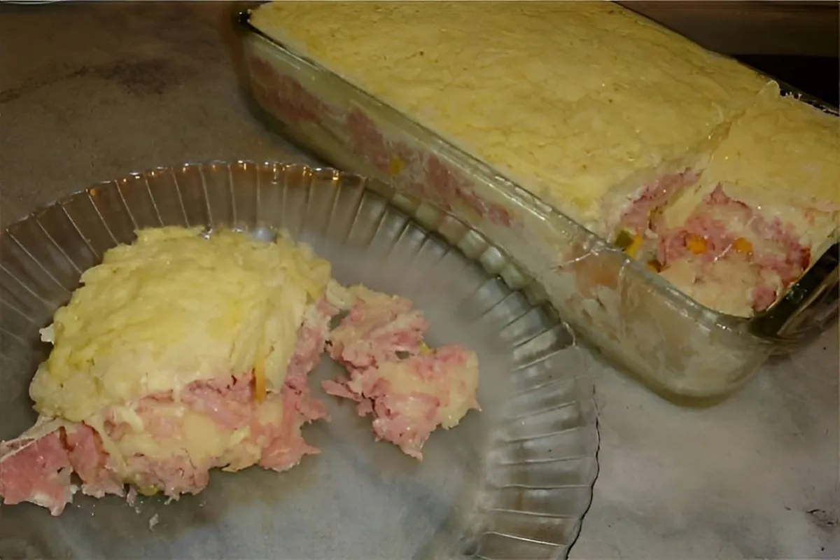 Torta de pão de forma cremosa recheada com presunto e queijo fácil e rápida de fazer