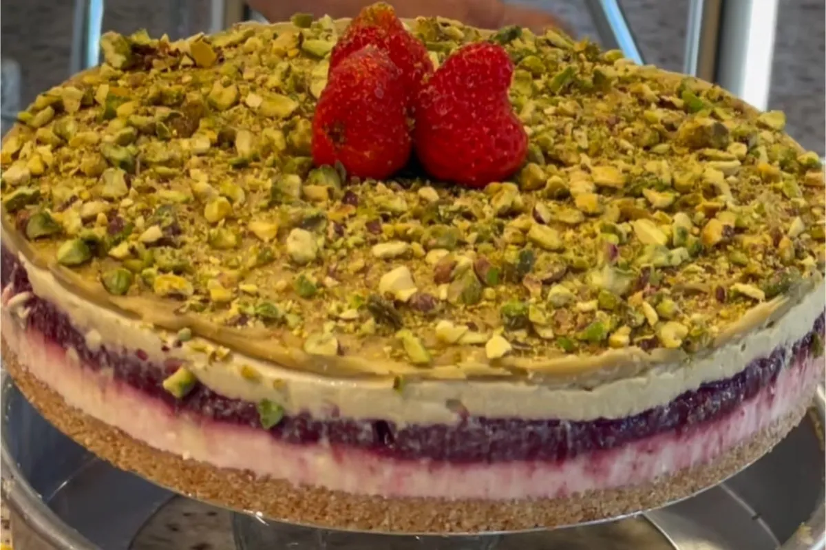 Torta de pistache com chocolate branco que fica simplesmente irresistível e com um sabor que vai surpreender todos os seus convidados