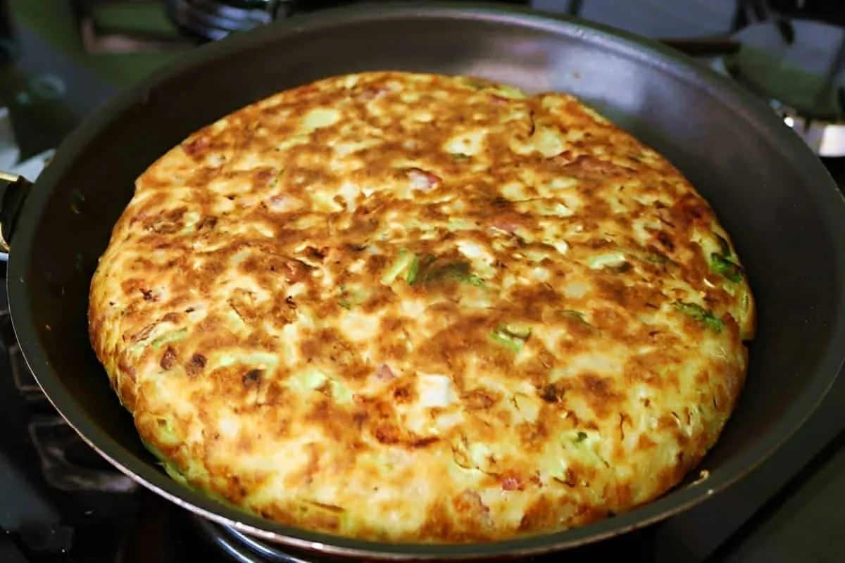 Torta de repolho de frigideira simples e prática de preparar saudável e saborosa