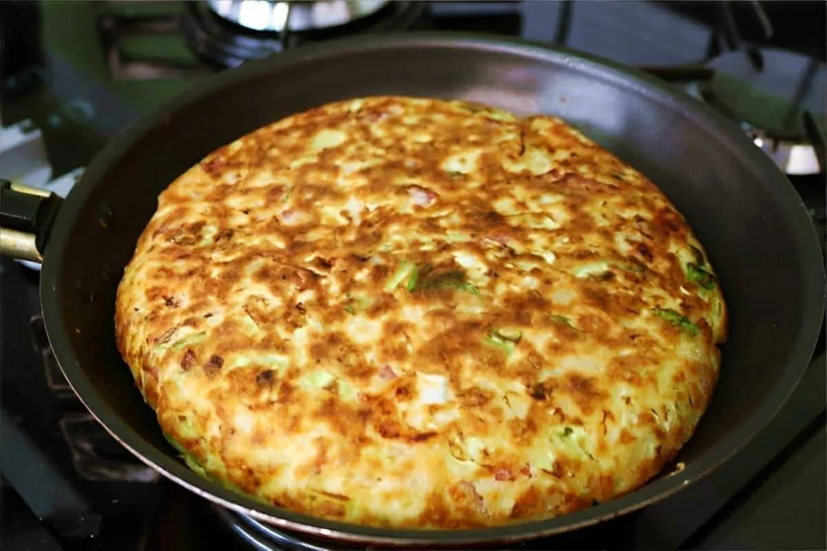Torta de repolho de frigideira uma torta saudável e que fica pronta em poucos minutos