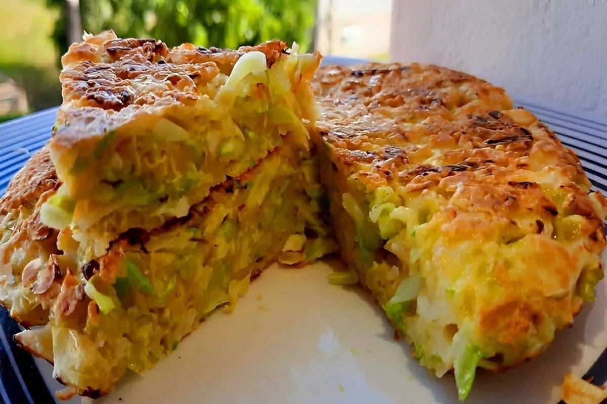 Torta de repolho na frigideira uma refeição completa que fica pronta em minutos