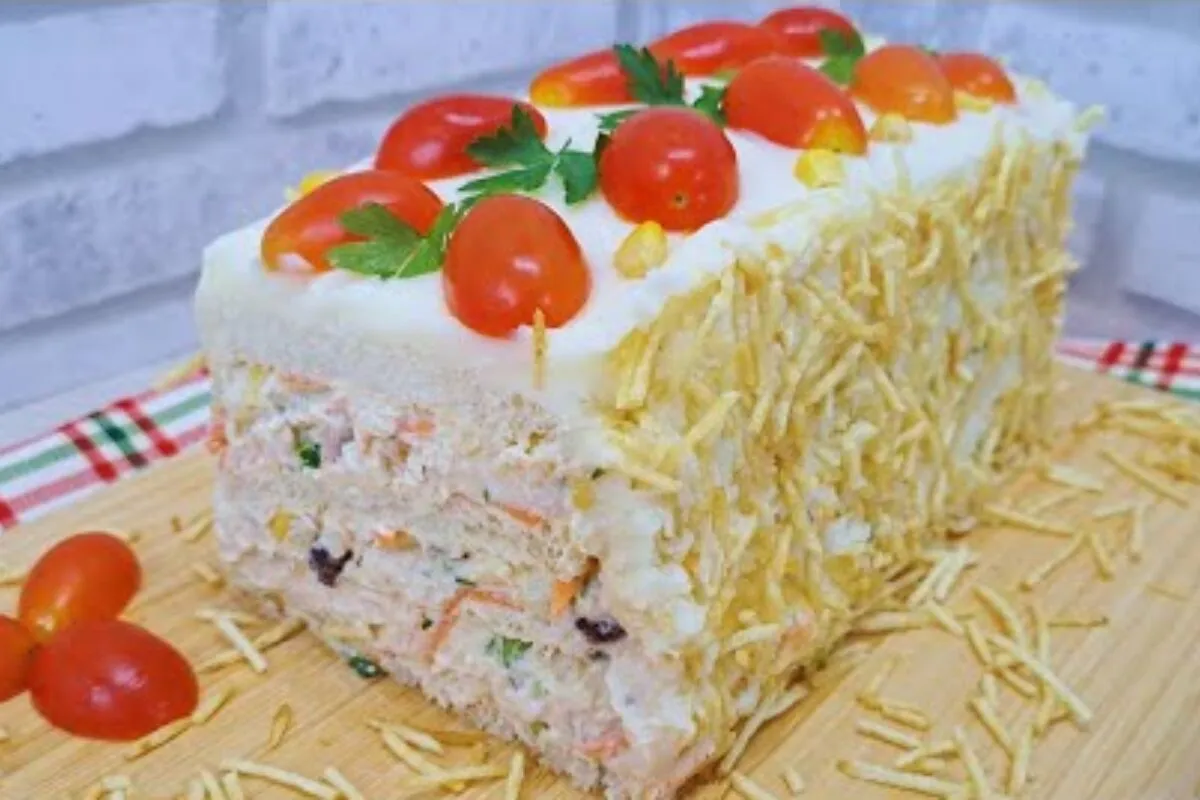 Torta de salpicão prática e muito saborosa, a opção perfeita para servir em festas e reuniões