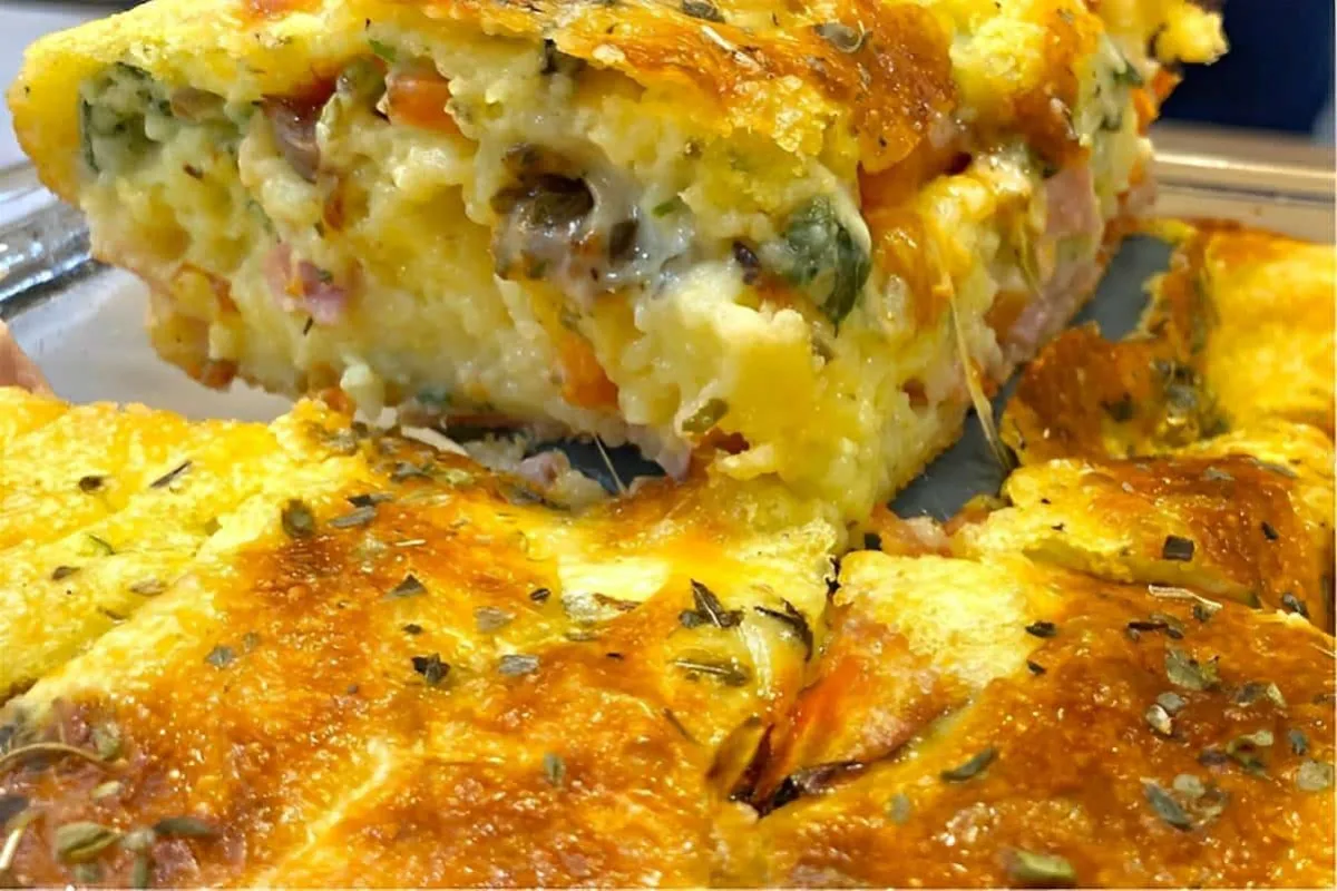 Torta de tapioca fácil sem farinha e batida a mão recheada com frios e legumes uma delícia