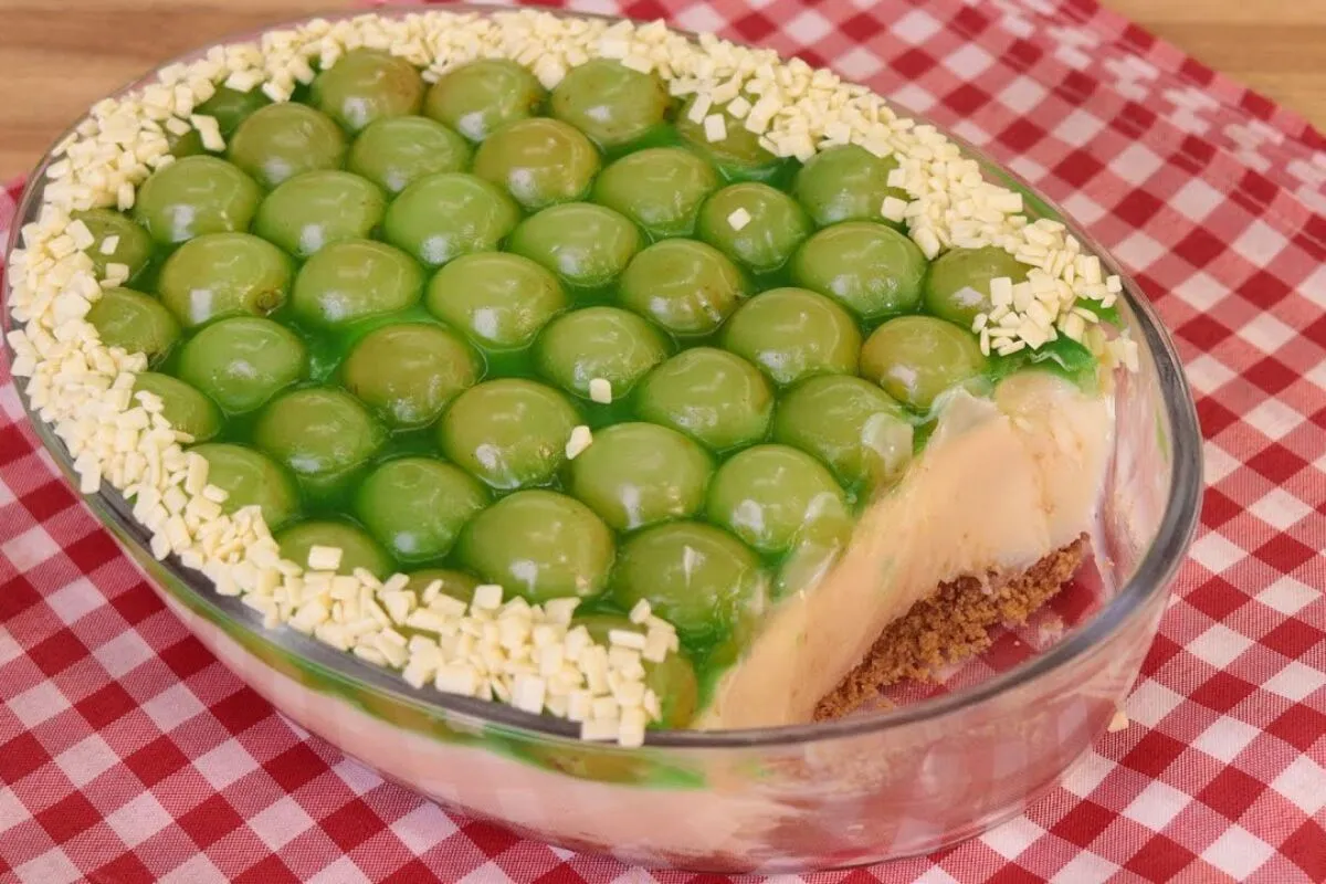 Torta de uva na travessa, uma sobremesa refrescante que vai deixar todos com água na boca
