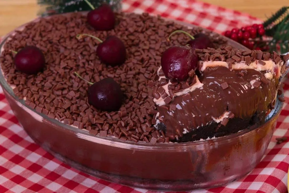Torta floresta negra feita com rapidez na travessa, uma opção maravilhosa para uma ocasião especial